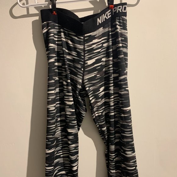NIke Pro Dri-FIT Camo Crops - Picture 4 of 5